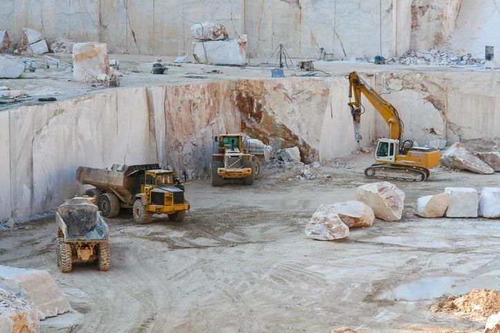 Bloques de mármol en cantera para proyectos de piedra