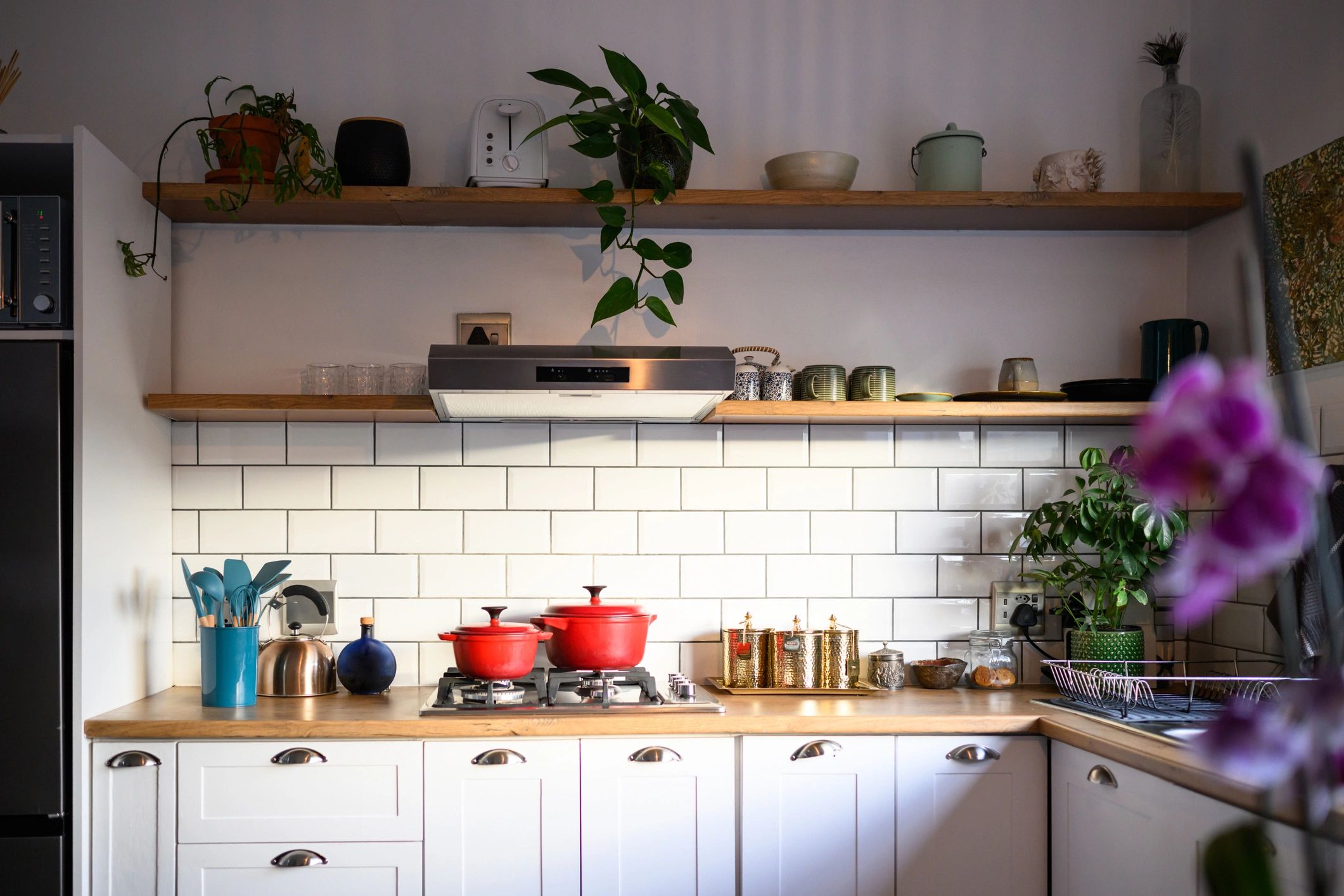 Cocina moderna con gabinetes blancos
