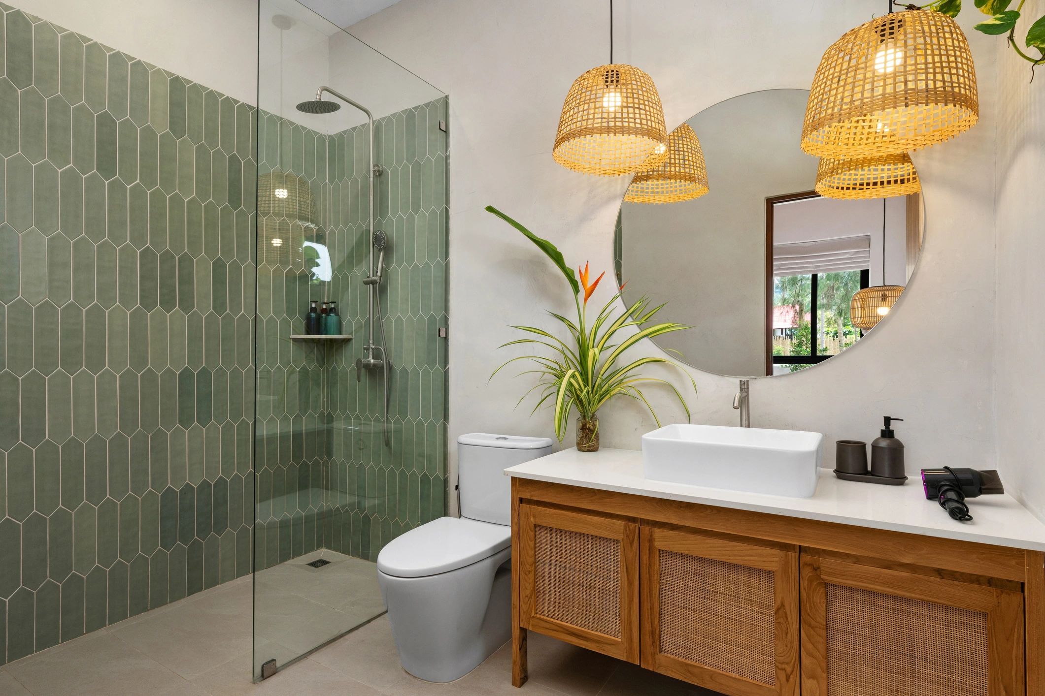 Baño moderno con tocador y acabados de piedra